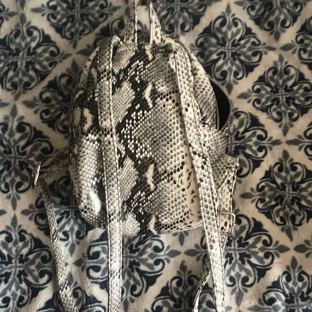 Stylish Snake Print Backpack - Picture 2 of 3